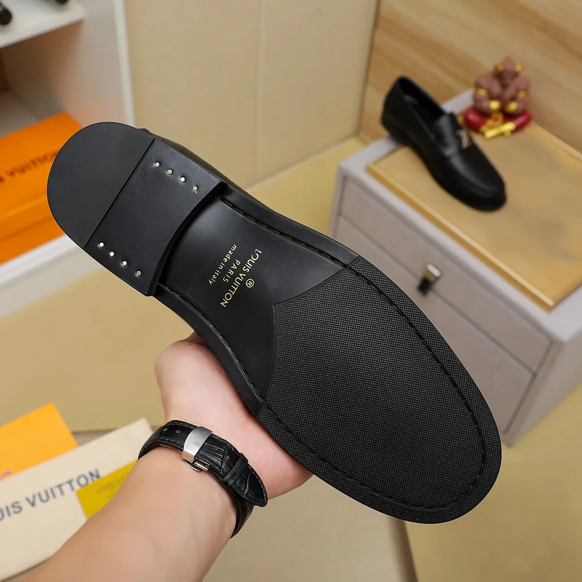 Men's shoes 460 💰 Louis Vuitton LV ® 🆕 model 🔛 full shoe counter, first layer cowhide, 🐂leather lining casual shoes for men, super soft outsole, a must-have for driving. Synchronized with the counter, original first layer cowhide, completely 1:1 mold customization 🌹 top version, color optional! Number: 38-44 (45.46 customized)